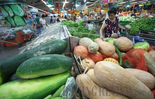 Price sensitivity: Residents buy vegetables in a supermarket in Nantong of east China's Jiangsu Province. Surging food prices pushed up China's consumer price index, a major gauge of inflation, to 6.5 percent in July [By Ding Xiaochun/Beijing Reivew] 