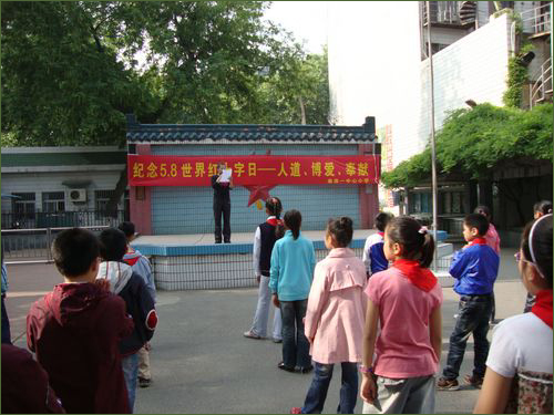 Parents are complaining their children have been ordered by primary and middle schools to buy membership of the Red Cross Society. In this file photo a primary school in Nanjing, Jiangsu Province, holds a ceremony to celebrate the World Red Cross Day on May 8, 2011.
