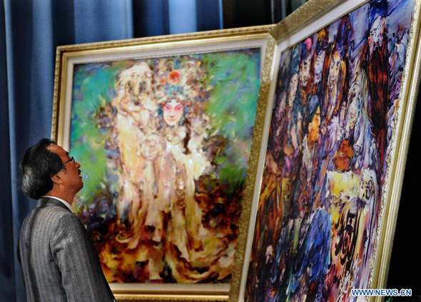 United Nations Under Secretary-General in Charge of Public Information Kiyotaka Akasaka visits the Selected Works of Chinese Oil Paintings Exhibition at the UN headquarters in New York, Oct. 17, 2011. More than 20 works of Chinese artist Liu Linghua were shown at the exhibition, which would last from Oct. 17 to 27.
