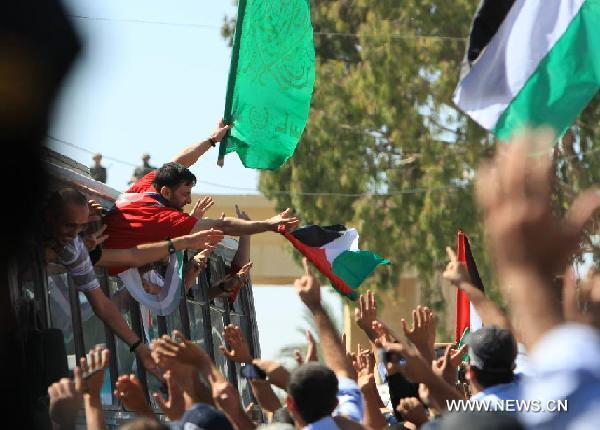 Palestinian prisoners who were released from Israeli jail enter the Gaza Strip through Rafah border crossing near Rafah City, Oct. 18, 2011. Israel started releasing Palestinian prisoners on Tuesday in exchange for Israeli soldier Gilad Shalit, according to a swap deal reached between Israel and Hamas. [Chen Xu/Xinhua]