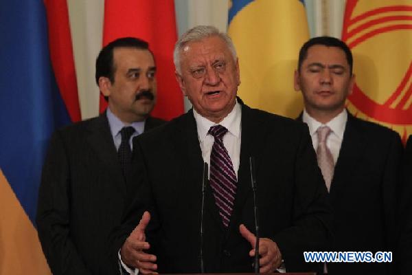 Belarusian Prime Minister Mikhail Myasnikovich (C) attends a press conference in St. Petersburg, Russia, Oct. 18, 2011. The Commonwealth of Independent States (CIS) members signed an agreement on Tuesday on the establishment of a free trade zone in the CIS region. [Lu Jinbo/Xinhua]