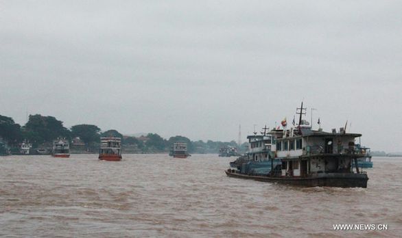  Chinese sailors and their family members, who were stranded in northern Thailand after two ships were attacked last week, start to return to China from Chiang Saen port, Thailand, on Oct. 14, 2011. [Yang Dingdu/Xinhua]