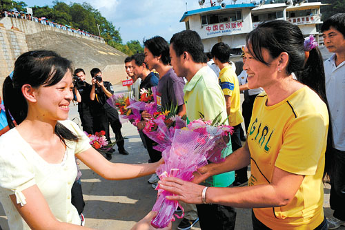 96 Chinese sailors from 14 boats, who were stranded in northern Thailand following deadly attack on the cargo ships on the Mekong River two weeks ago, arrived in Yunnan safely and were warmly welcomed.