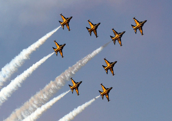 Airplanes stage an air show in Seongnam, South Korea, Oct 18, 2011. The 2011 Seoul International Aerospace and Defense Exhibition kicked off in Seongnam city on Tuesday. [Xinhua] 