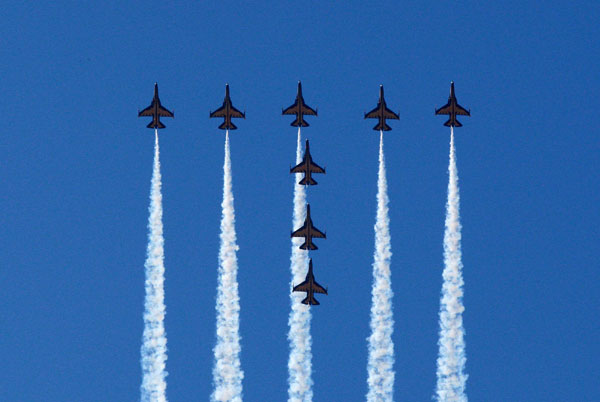 Airplanes perform during the 2011 Seoul International Aerospace and Defense Exhibition in Seongnam, Oct 18, 2011. [Xinhua] 