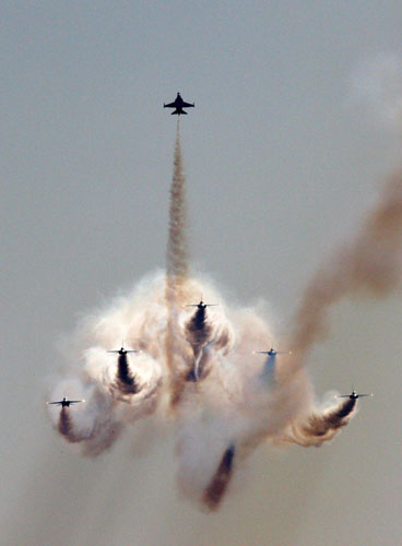 Aircraft perform during the 2011 Seoul International Aerospace and Defense Exhibition in Seongnam, Oct 18, 2011. [Xinhua] 