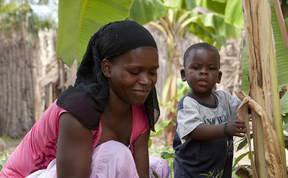 Mwajua Saidi and her son Rashidi play together in Mapinga, Tanzania. Rashidi participated in the RTS,S malaria vaccine trial. [China.org.cn/Melinda Gates Foundation]