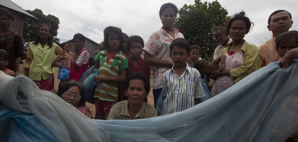 Village Malaria Worker (VMW) Long Vuthy carries out malaria prevention activities with villagers in Phnom Dambang Village in Cambodia.[China.org.cn/Melinda Gates Foundation] 
