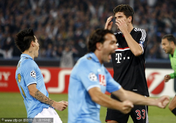  Bayern Munich's Mario Gomez (right) reacts after he failed to score on a penalty kick during a Champions League Group A match against bBayern Munich in Naples, Italy on Tuesday, Oct. 18, 2011.