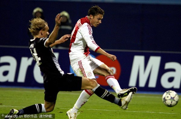 Derk Boerrigter (R) struggles for a ball with Domagoj Vidar (L) of Dinamo Zagreb during the first leg of UEFA Champions League Group D soccer match in Zagreb, Croatia, 18 October 2011. 