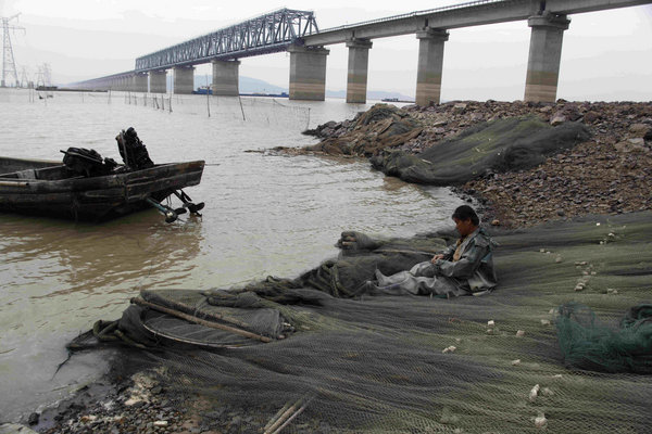 Fish nets have been bound up on drought-plagued Poyang Lake in Jiuyang city, East China’s Jiangxi province, Oct 16, 2011. 