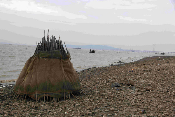 Fish nets have been bound up on drought-plagued Poyang Lake in Jiuyang city, East China’s Jiangxi province, Oct 16, 2011. 
