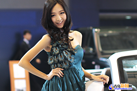 Models at Qingdao auto show 