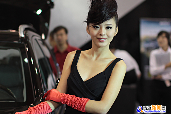 Models at Qingdao auto show 
