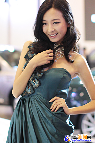 Models at Qingdao auto show 
