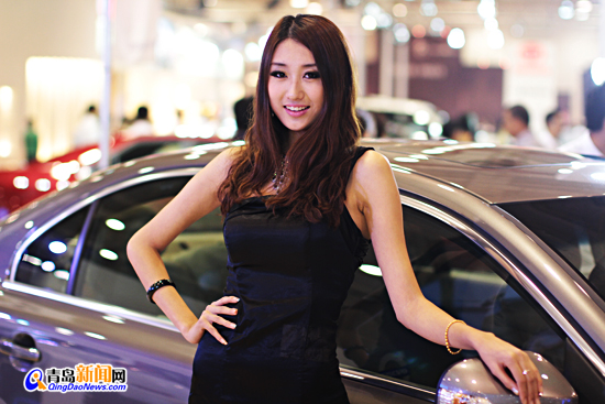 Models at Qingdao auto show 