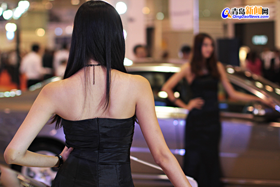 Models at Qingdao auto show 