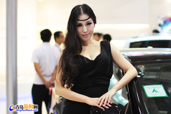 Models at Qingdao auto show 