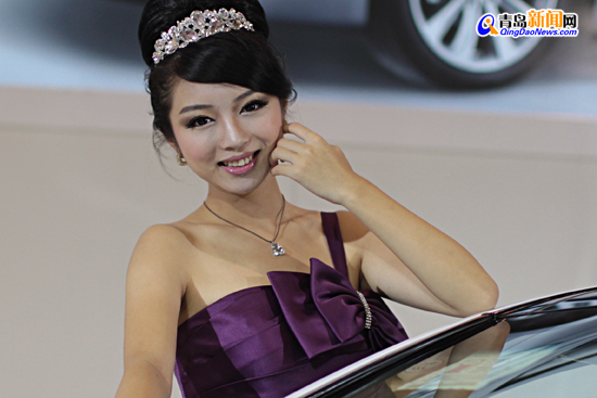 Models at Qingdao auto show 