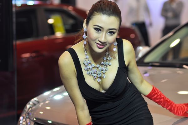 Models at Qingdao auto show 