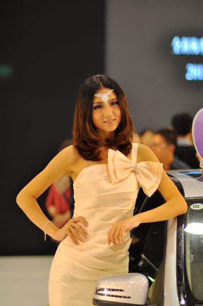 Models at Qingdao auto show 