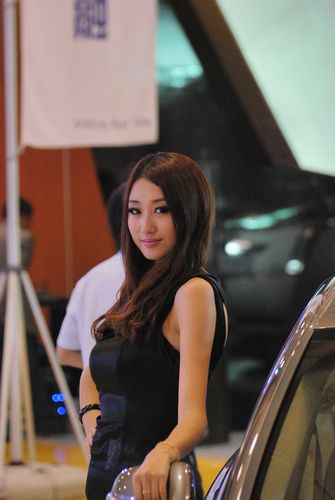Models at Qingdao auto show 
