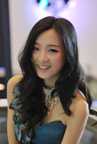 Models at Qingdao auto show 