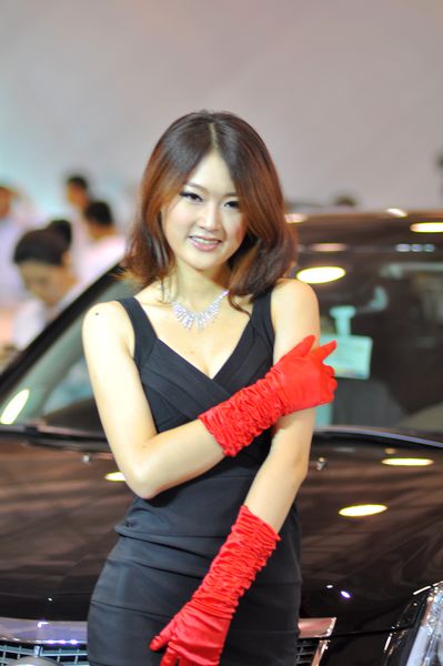 Models at Qingdao auto show 
