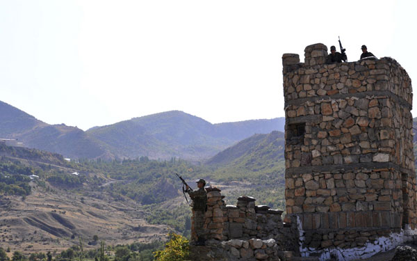 Turkish soldiers stand guard at a military post during President Abdullah Gul's visit to the Hakkari province in southeastern Turkey on the Turkish-Iraqi border, Oct 15, 2011. [Agencies] 