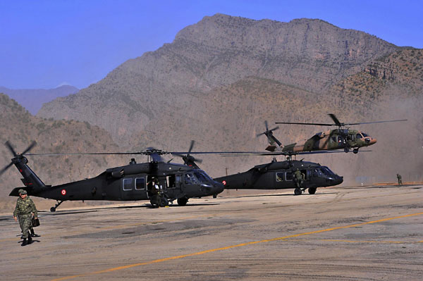 Military helicopters sit at the tarmac during Turkey's President Abdullah Gul's visit to a military post in the Hakkari province in southeastern Turkey on the Turkish-Iraqi border, Oct 15, 2011. [Agencies] 