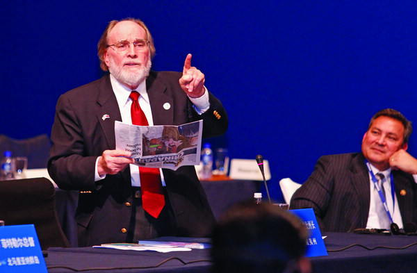 Hawaii Governor Neil Abercrombie speaks while holding a copy of China Daily during the China-US Governors Forum in Beijing, October 19, 2011. [Feng Yongbin / China Daily]