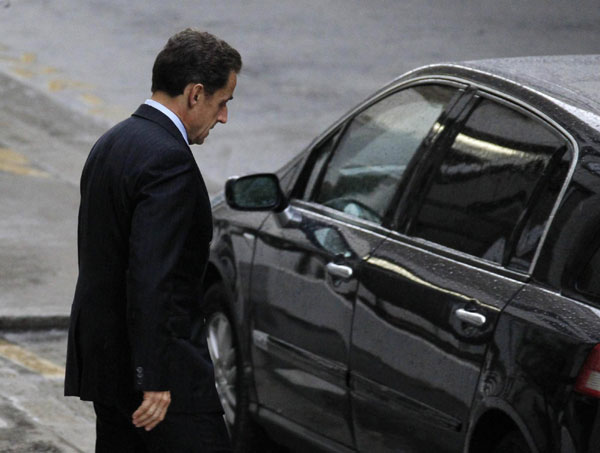 France's President Nicolas Sarkozy leaves the maternity clinic, Clinique de la Muette, in Paris October 19, 2011. [Agencies]