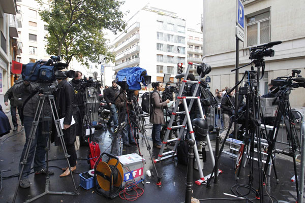 Cameramen and television journalists gather near the maternity clinic, Clinique de la Muette, in Paris October 19, 2011. [Photo/Agencies]