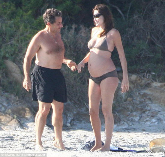 French President Nicolas Sarkozy and his pregnant wife Carla Bruni-Sarkozy [File photo] 