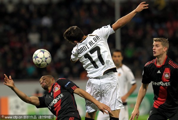 Leverkusen's Sidney Sam (L) and Jordi Alba (C) of Valencia vie for the ball during the UEFA Champions League group E soccer match between Bayer Leverkusen and Valencia CF at BayArena Stadium in Leverkusen, Germany, 19 October 2011.