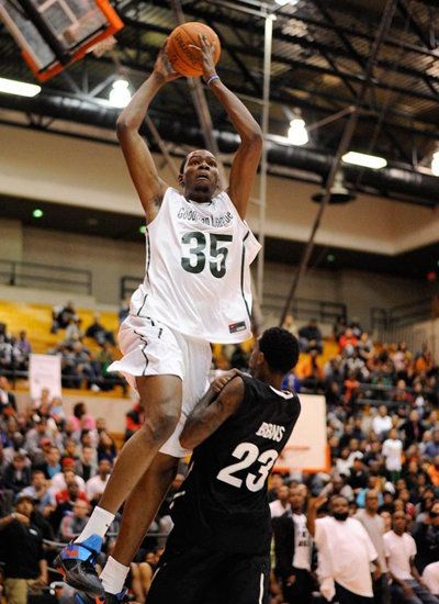 Team D.C.'s Kevin Durant (35) goes to basket against Team Philly's Lou Williams during an exhibition game on Saturday, October 15, 2011. [Source: CFP] 