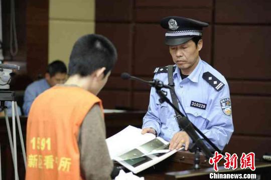 Wang Jiajing,24, who is charged with battery after launching a frenzied knife attack on his mother, was being at Pudong New Area People's Court on Oct.19,2011. [Photo/Chinanews.com]