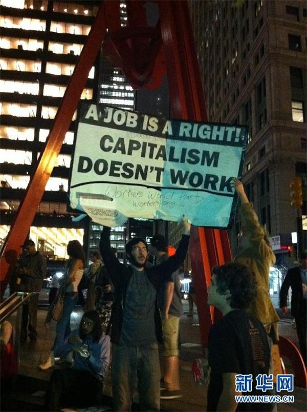 A job is a right! Capitalism doesn't work. 工作是一种权利！资本主义行不通！