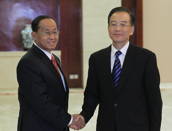 Premier Wen Jiabao on Thursday shakes hands with Myanmar Vice-President Tin Aung Myint Oo on the sidelines of the 8th China-ASEAN Expo in Nanning, capital of the Guangxi Zhuang autonomous region in southern China. About 2,300 enterprises will participate in the six-day expo. [Wu Zhiyi / China Daily]