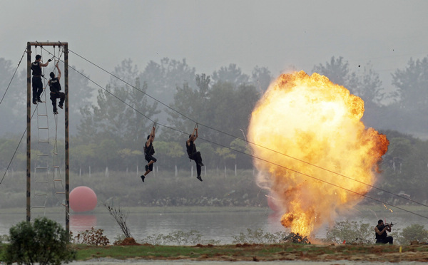 Policemen from the SWAT team participate in a drill in Wuhan, Hubei province, on Thursday. [Photo/China Daily via Agencies]