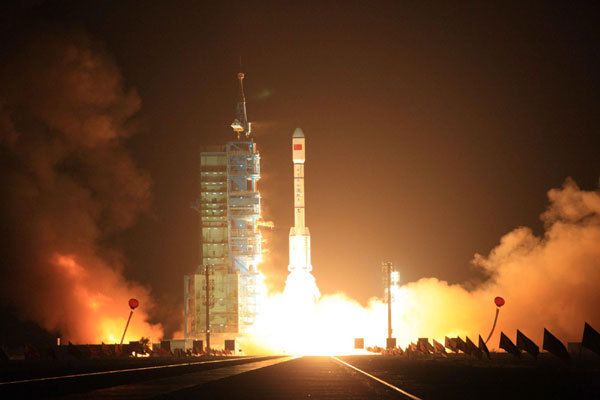 China's first space lab module Tiangong-1 blasts off from Jiuquan Satellite Launch Center in Northwest China's Gansu province, Sept 29, 2011. Carried by Long March II-F T1 carrier rocket, the unmanned module will test space docking with a spacecraft later this year. [Photo/Xinhua]