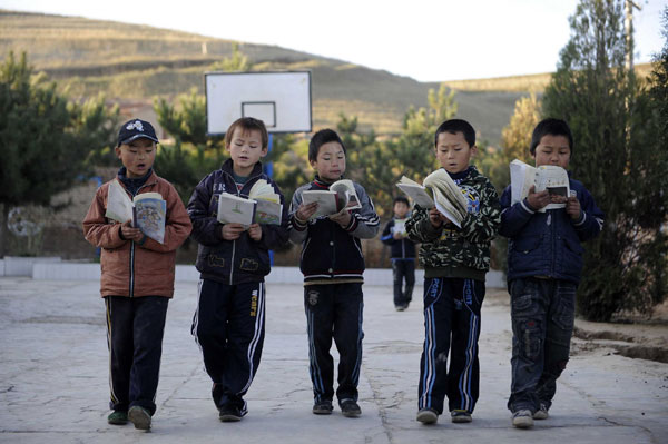 Children read in the morning in Daping village Hope School in Ningxia, Oct 17, 2011. [Photo/Xinhua]
