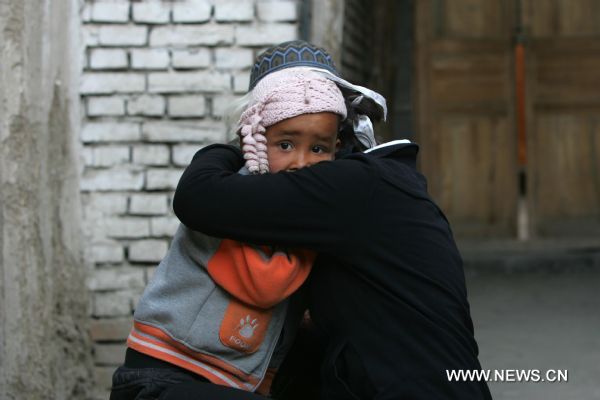 The 17-year-old vagrant girl BaHar (R) hugs her sister at home in Yarkant County, northwest China's Xinjiang Uygur Autonomous Region, Oct. 18, 2011.