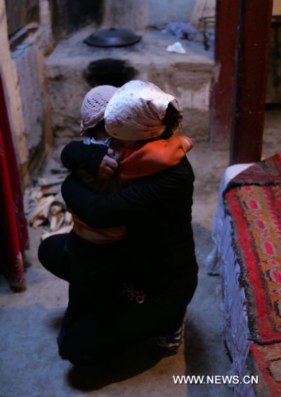The 17-year-old vagrant girl BaHar (R) hugs her sister at home in Yarkant County, northwest China's Xinjiang Uygur Autonomous Region, Oct. 18, 2011. 