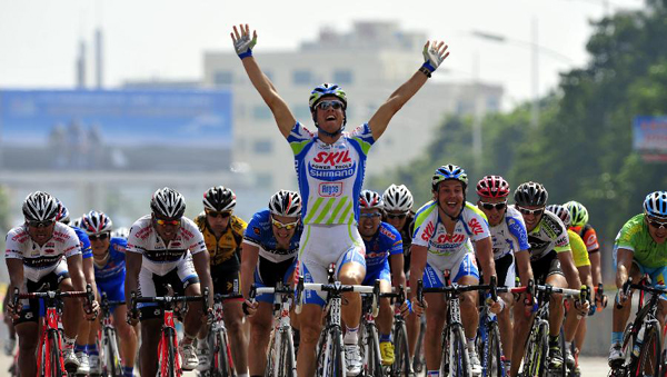 Tom Veelers of Skil-Shimano team from Holland celebrates after taking gold during the third stage of the 2011 Tour of Hainan International Road Cycling Race in Wenchang, south China's Hainan Province, Oct. 22, 2011. Tom Veelers claimed the title with 3 hours 53 minutes and 30 seconds.