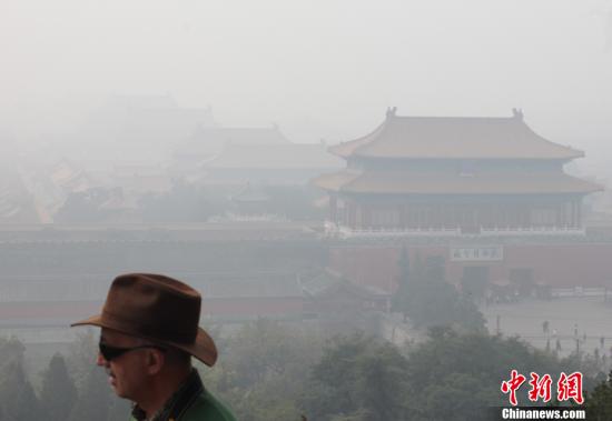 Heavy fog hung over Beijing for the fourth consecutive day Saturday. [Chinanews.com]