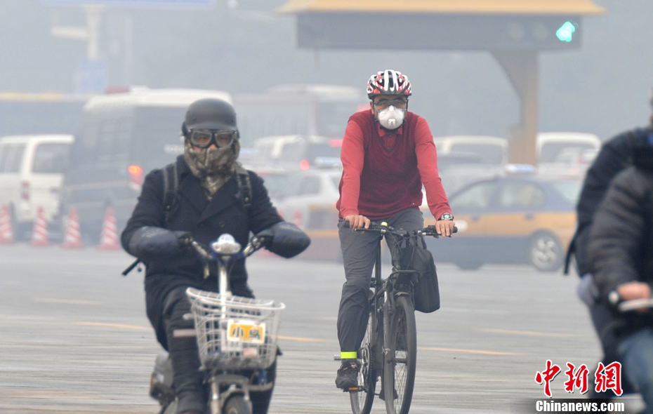 Daily air quality reports released by the China Environmental Monitoring Center indicated Beijing&apos;s air was polluted for four consecutive days since Wednesday. Heavy fog will hit eastern China and the cities of Beijing and Tianjin in the north through Sunday morning, said the National Meteorological Center (NMC). [Chinanews.com]