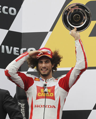 Simoncelli dies in Malaysian smash