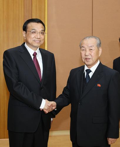 Visiting Chinese Vice Premier Li Keqiang held talks Sunday with Choe Yong Rim, premier of the Democratic People's Republic of Korea (DPRK) on bilateral relations.