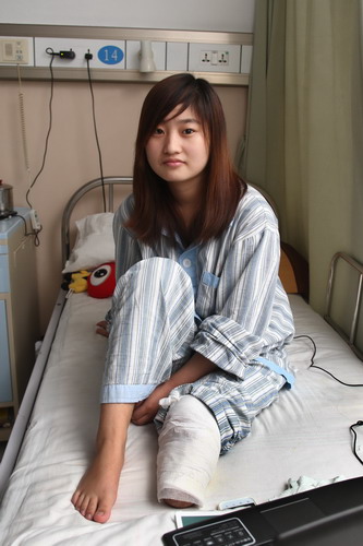 Zhu Yiyi, 19, of Jiangxi province, in the hospital after amputation of part of her left leg. She was hit by falling shards of glass from a broken window in Hangzhou, Zhejiang province, on July 8. [Photo/provided to China Daily]